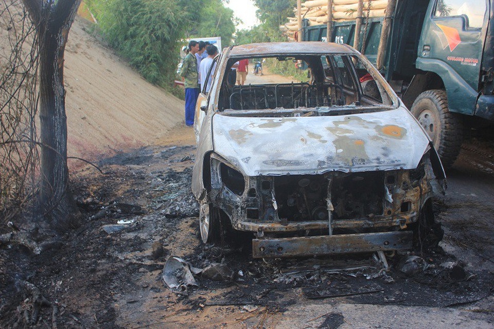 Chiếc xe cháy còn trơ khung