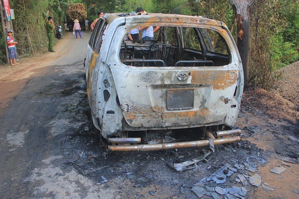 Ô tô bất ngờ bốc cháy, 7 người hoảng hốt tìm cách thoát thân - 1