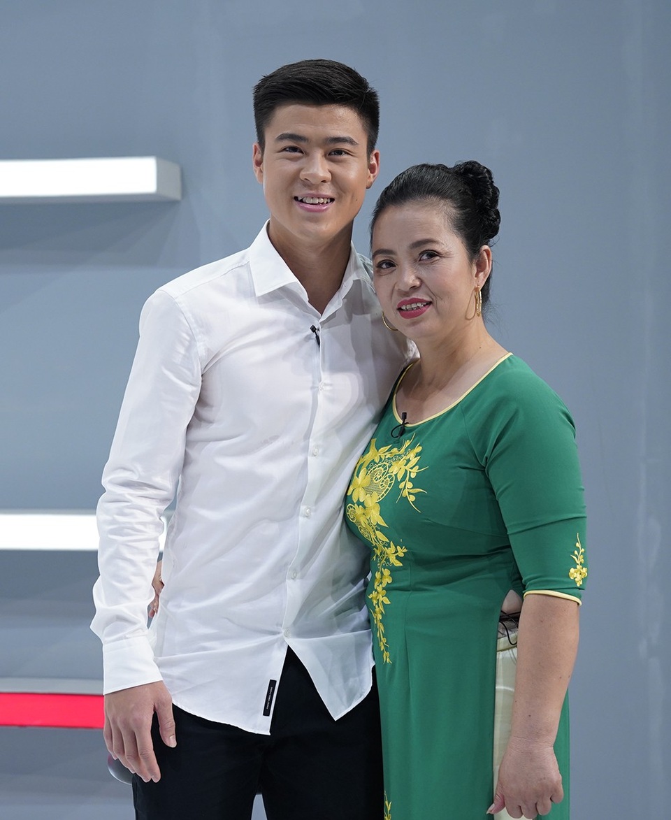 Hai tuyển thủ U23 Việt Nam bị Hari Won chất vấn chuyện “yêu nhau” - 6 Duy Mạnh và mẹ
