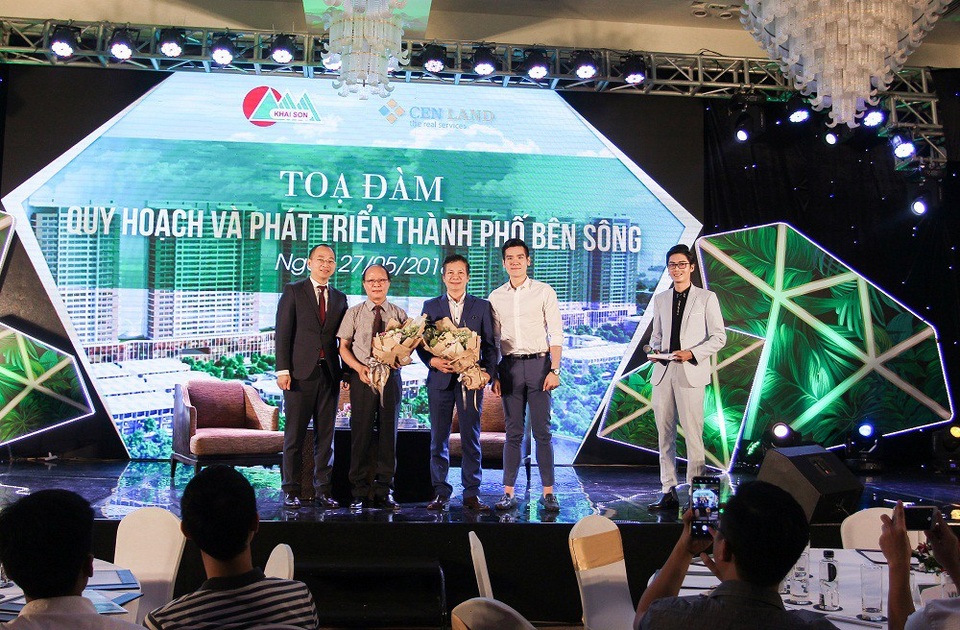 
Đại diện đơn vị tổ chức tặng hoa khách mời tọa đàm
