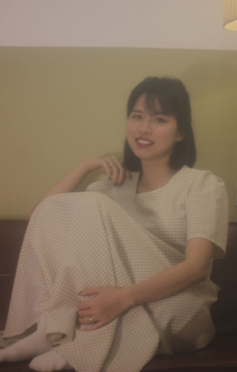 "Cô giáo quốc dân" xinh đẹp trong bộ ảnh hoài cổ - 9 Bộ ảnh tuy không phải được chụp bằng máy film nhưng với khả năng chỉnh ảnh, nhiếp ảnh Phan Chang đã đánh lừa người xem một cách khéo léo. Cùng nhắm nhìn bộ ảnh này.