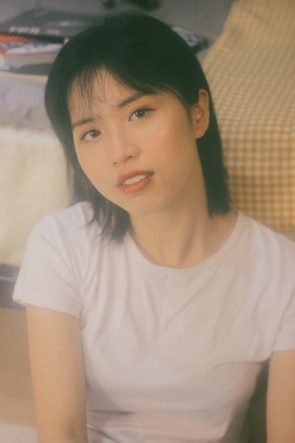 "Cô giáo quốc dân" xinh đẹp trong bộ ảnh hoài cổ - 7 “Ảnh của mình toàn do sinh viên chụp đó! Có nhiều bạn sinh viên trẻ tuổi mà rất giỏi, các bạn có đam mê và tìm tòi rất nhiều đề tài, theo đuổi đam mê mà vẫn bảo đảm việc học ở trường. Các bạn hay chụp cho mình vì mình rất thích chụp ảnh”, cô Nhung kể.
