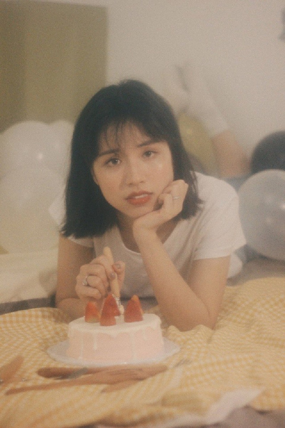 "Cô giáo quốc dân" xinh đẹp trong bộ ảnh hoài cổ - 5 Ngày còn là du học sinh, cô Nhung hay đi hát cho các sự kiện, cuộc thi, diễn nhạc kịch và tham gia các hoạt động xã hội giúp đỡ những người vô gia cư trong thành phố.
