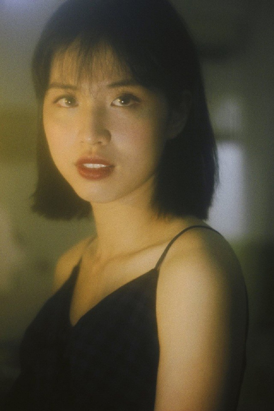 "Cô giáo quốc dân" xinh đẹp trong bộ ảnh hoài cổ - 2 Trước đây, Hồng Nhung chia sẻ cô từng học chuyên ngành Marketing tại Mỹ và sau đó rất may mắn được nhận ngay vào trường ĐH Kinh tế quốc dân năm 22 tuổi sau khi vừa tốt nghiệp đại học.