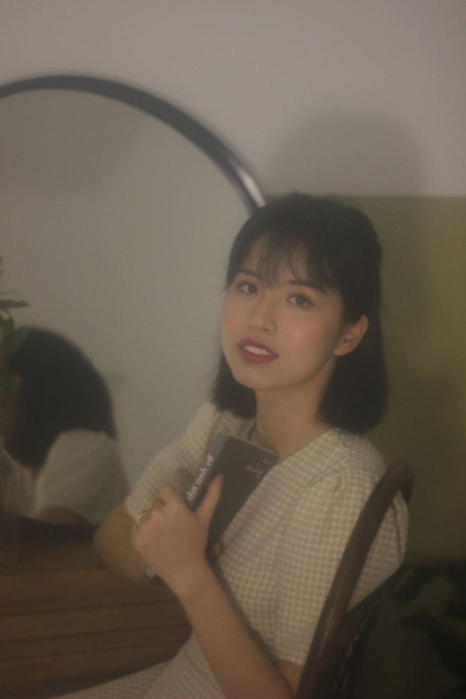 "Cô giáo quốc dân" xinh đẹp trong bộ ảnh hoài cổ - 1 Cô giáo Hồng Nhung được mọi người biết đến qua câu chuyện cảm động được một cựu sinh viên nam của trường chia sẻ về nữ giảng viên trẻ sẵn sàng bỏ tiền của mình để bí mật giúp đỡ học sinh lúc khó khăn.