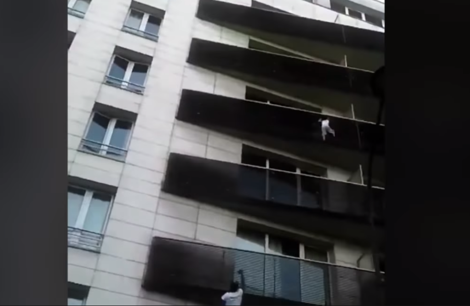 Clip "Spiderman đời thực" trèo 4 tầng lan can cứu bé trai khiến cư dân mạng thán phục - 1
Phát hiện thấy cậu bé bị mắc kẹt một mình trên ban công tầng 4, Gassama đã ngay lập tức trèo lên theo đường lan can tòa nhà.