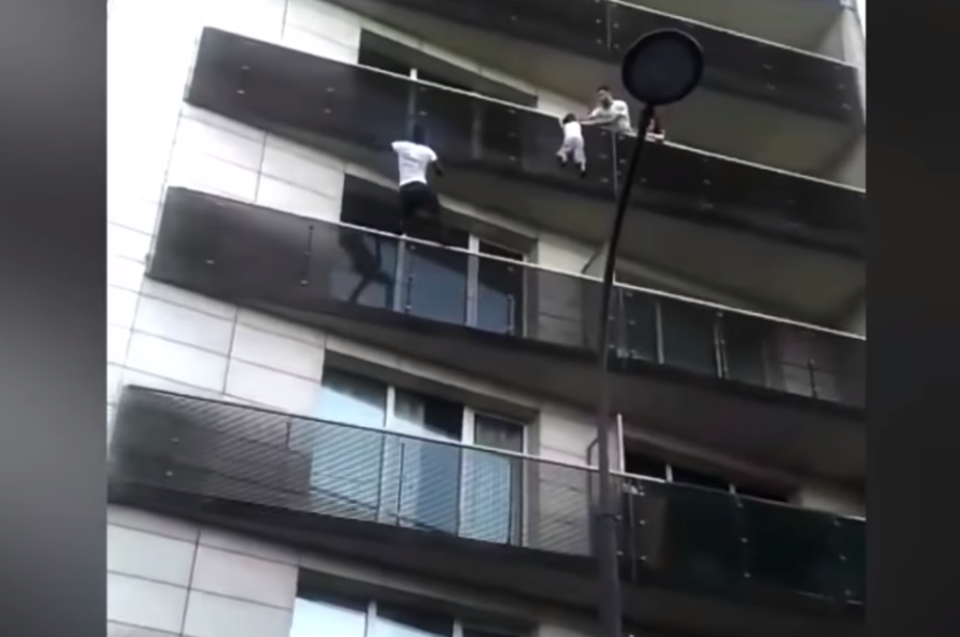 Clip "Spiderman đời thực" trèo 4 tầng lan can cứu bé trai khiến cư dân mạng thán phục - 2 Khi anh lên gần tới nơi, thì 2 người được cho là bố mẹ của cháu bé xuất hiện, cố gắng giải thoát cậu cho cậu con trai nhưng không thành công.