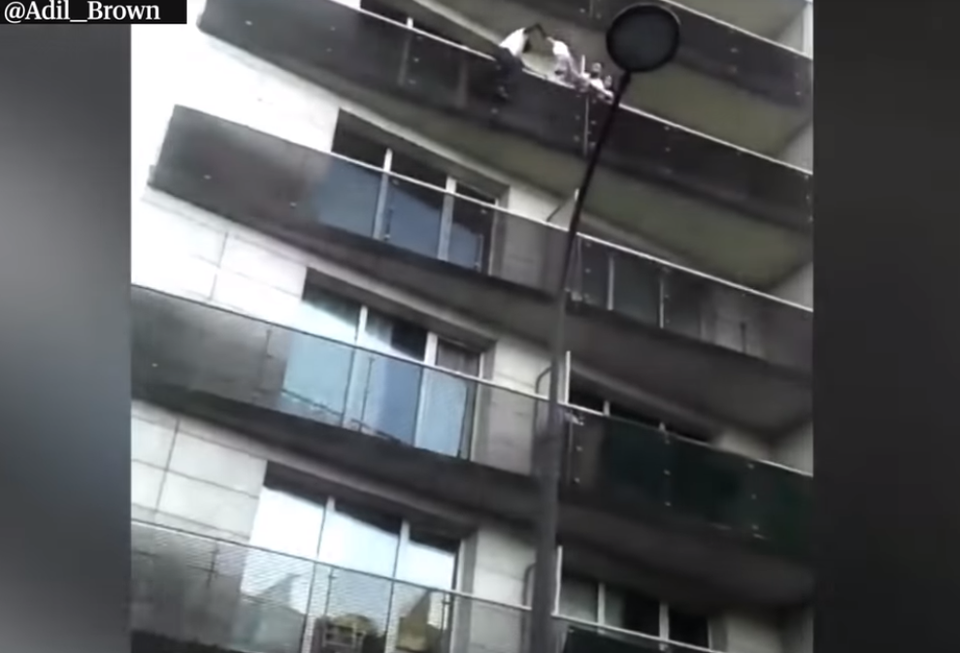 Clip "Spiderman đời thực" trèo 4 tầng lan can cứu bé trai khiến cư dân mạng thán phục - 3 Cuối cùng, Gassama phải trèo qua ban công và dùng tay nhấc cậu bé vào bên trong.