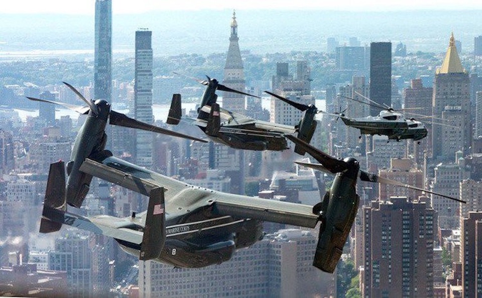 
Biên đội trực thăng tháp tùng Tổng thống Trump trong chuyến đi gồm 2 chiếc VH-3D và 2 chiếc MV-22. (Ảnh: Nhà Trắng)
