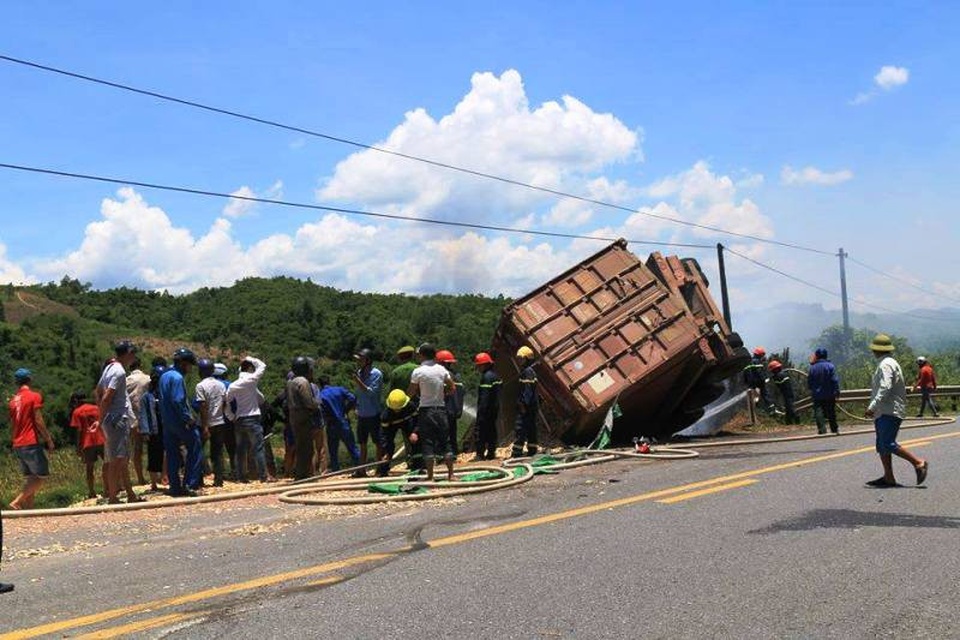 
Phần đầu chiếc xe lao xuống hố bên đường
