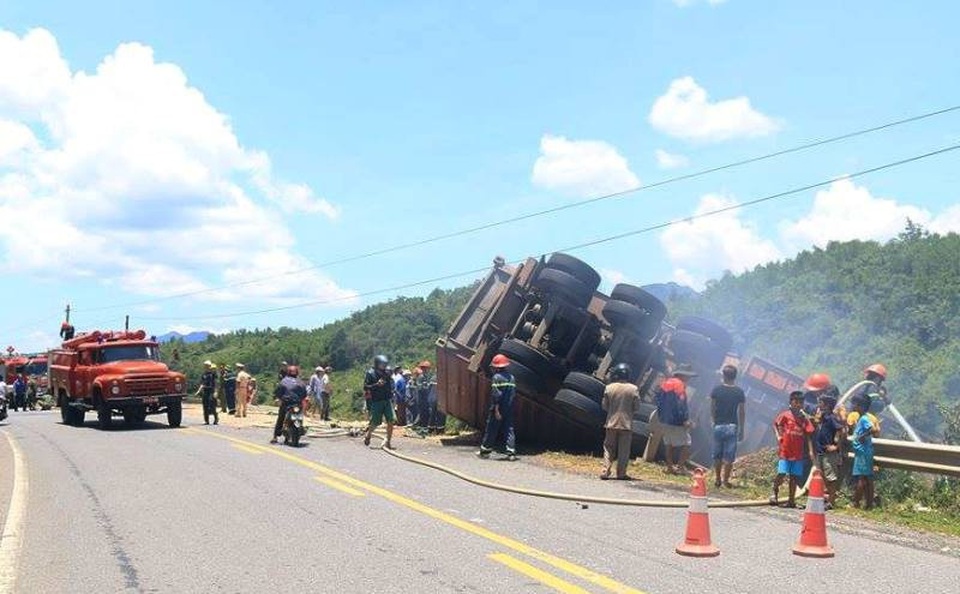 Lực lượng chức năng điều 4 xe chữa cháy đến hiện trường để hỗ trợ dập tắt đám cháy