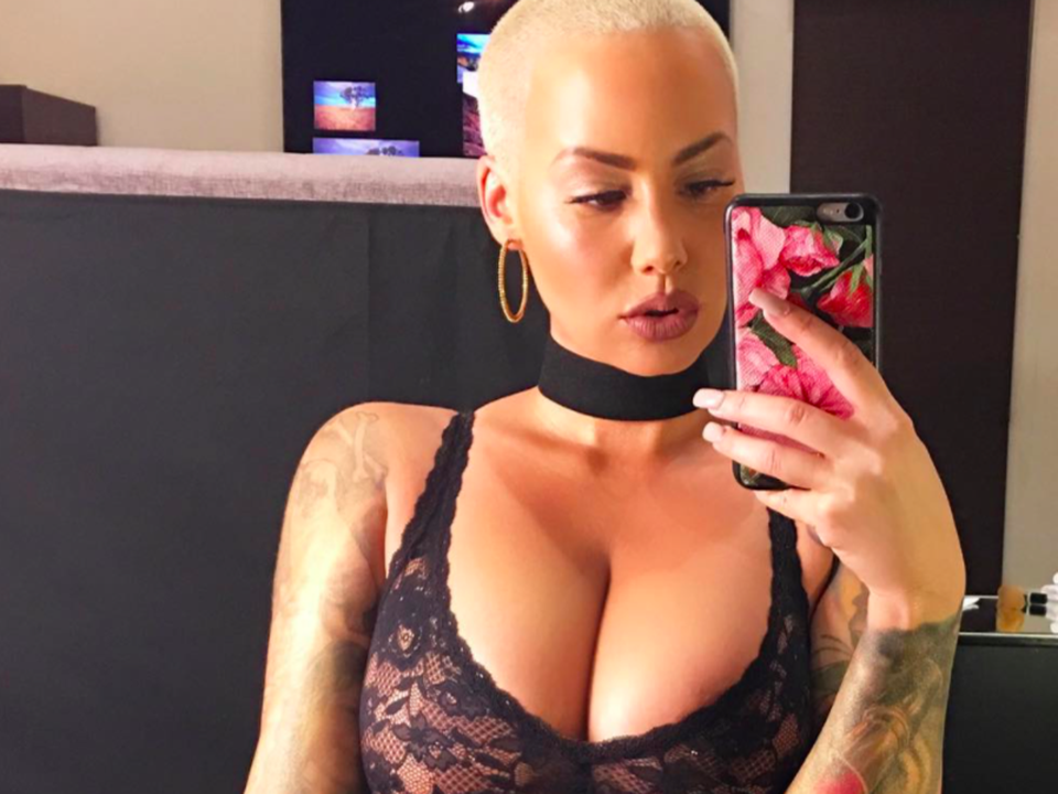 Vũ nữ thoát y thu nhỏ vòng một - 1
Bạn gái cũ Rapper Kanye West - Amber Rose từng sở hữu vòng một ngoại cỡ