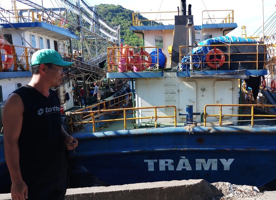 Tàu vỏ thép dịch vụ hậu cần “trùm mền”, ngư dân lâm nợ - 1 Ông Hưng buồn rầu bên con tàu vỏ thép tiền tỷ phải nằm bờ vì hoạt động không hiệu quả.