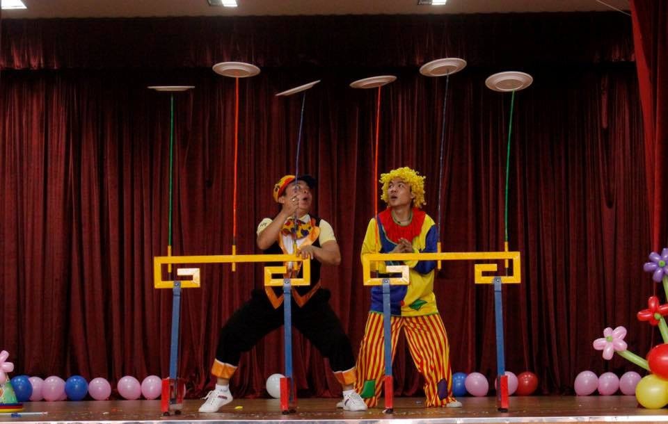 Những chú hề lúc nào cũng thu hút với các màn biểu diễn hài hước