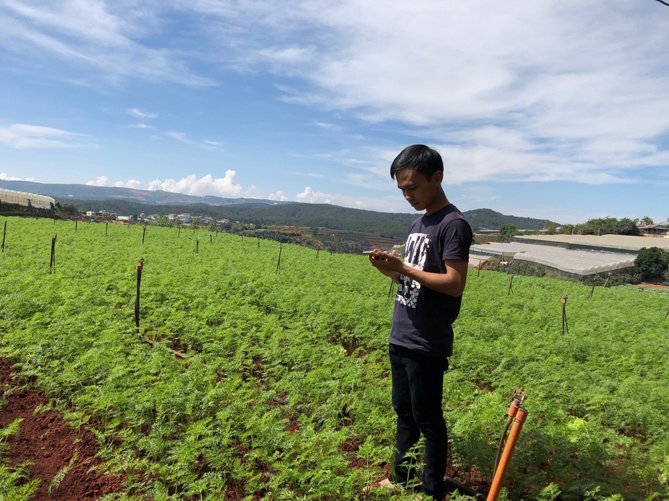 9x chế tạo hệ thống tưới rau… bằng điện thoại - 2 Chỉ cần 1 chiếc điện thoại di động, dù ở bất cứ đâu là có thể điều khiển hệ thống thiết bị tự động tưới nước cho toàn bộ khu vườn