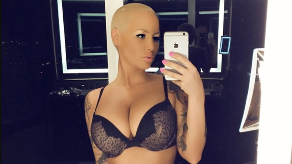 Vũ nữ thoát y thu nhỏ vòng một - 6
Amber Rose - trong quá khứ, cô thừa nhận ngực to khiến cô trông béo hơn bình thường