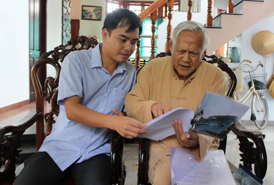 Trung tá Hồ Đắc Thạnh và huyền thoại Tàu không số - 1 Trung tá Hồ Đắc Thạnh trò chuyện với phóng viên