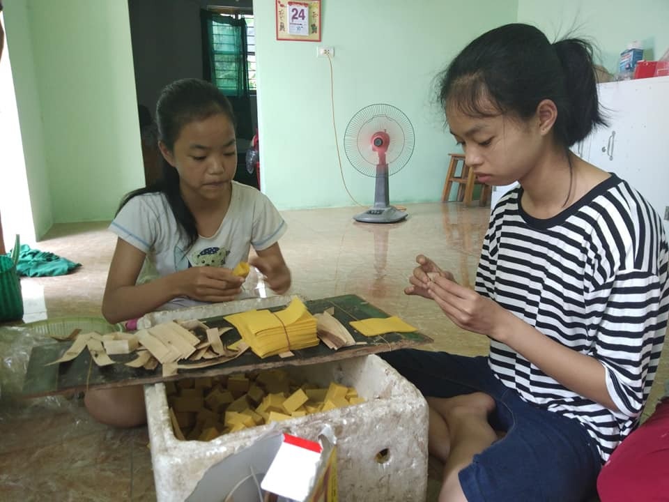 Mẹ rao bán chó mong có tiền nộp học phí cho con - 2
Và bây giờ Huệ đã là nữ sinh lớp 11 (nhưng chỉ nặng 33 kg vì bệnh tim), Linh đã là học sinh lớp 7