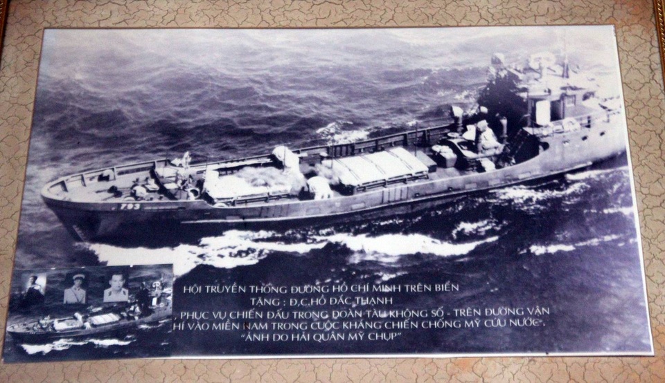 Trung tá Hồ Đắc Thạnh và huyền thoại Tàu không số - 3 Tàu 41 được Hải quân Mỹ chụp khi đang lênh đênh trên biển