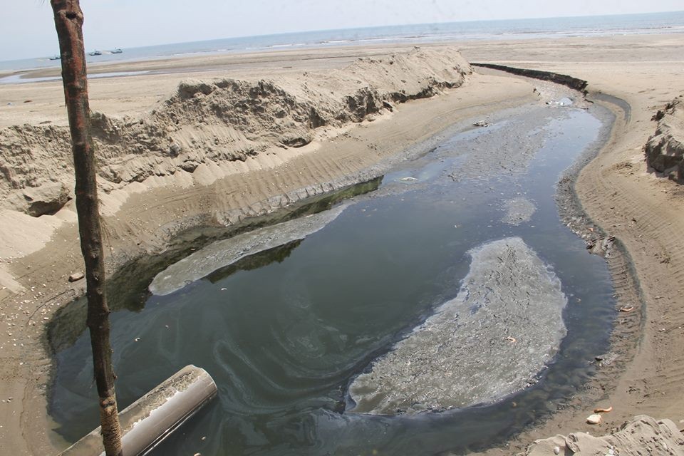 Vụ hồ tôm xả 1.000m3 nước thải ra biển: Xử phạt hơn 400 triệu đồng - 1 Dòng nước thải đen sì hôi thối mà hồ tôm của Công ty Cổ phần xây dựng Tiến Đạt xả thẳng ra biển