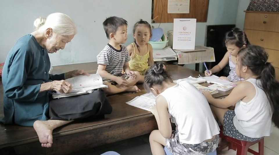 Chuyện “đầy nước mắt” của cậu bé bị thiểu năng, giàu nghị lực - 1 Cụ bà Huỳnh Thị Thanh (83 tuổi) vẫn làm nghề dạy học sinh tiểu học.