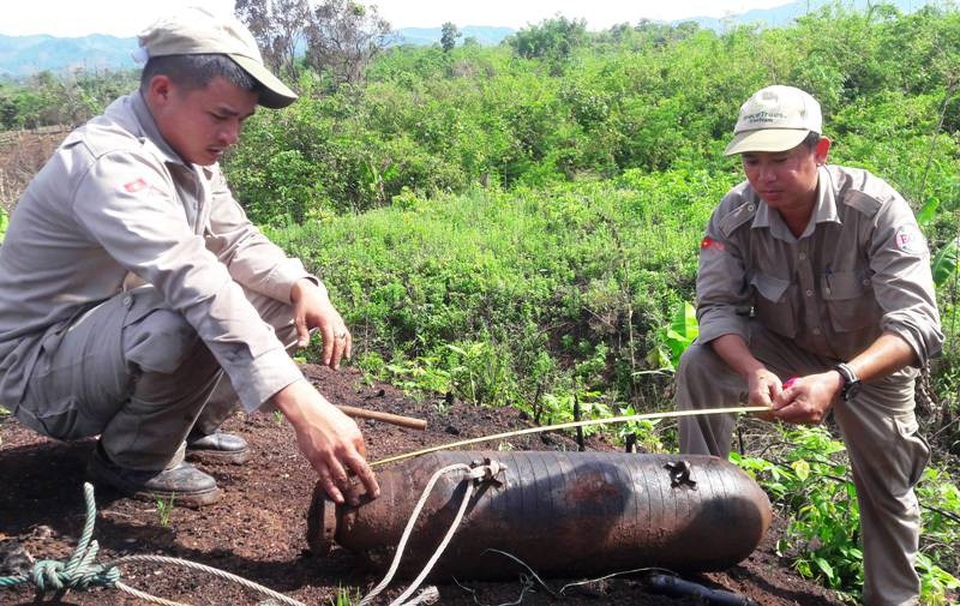 Di chuyển an toàn quả bom “khủng” nặng hơn 100 kg - 1 Qủa bom lớn được phát hiện còn nguyên ngòi nổ
