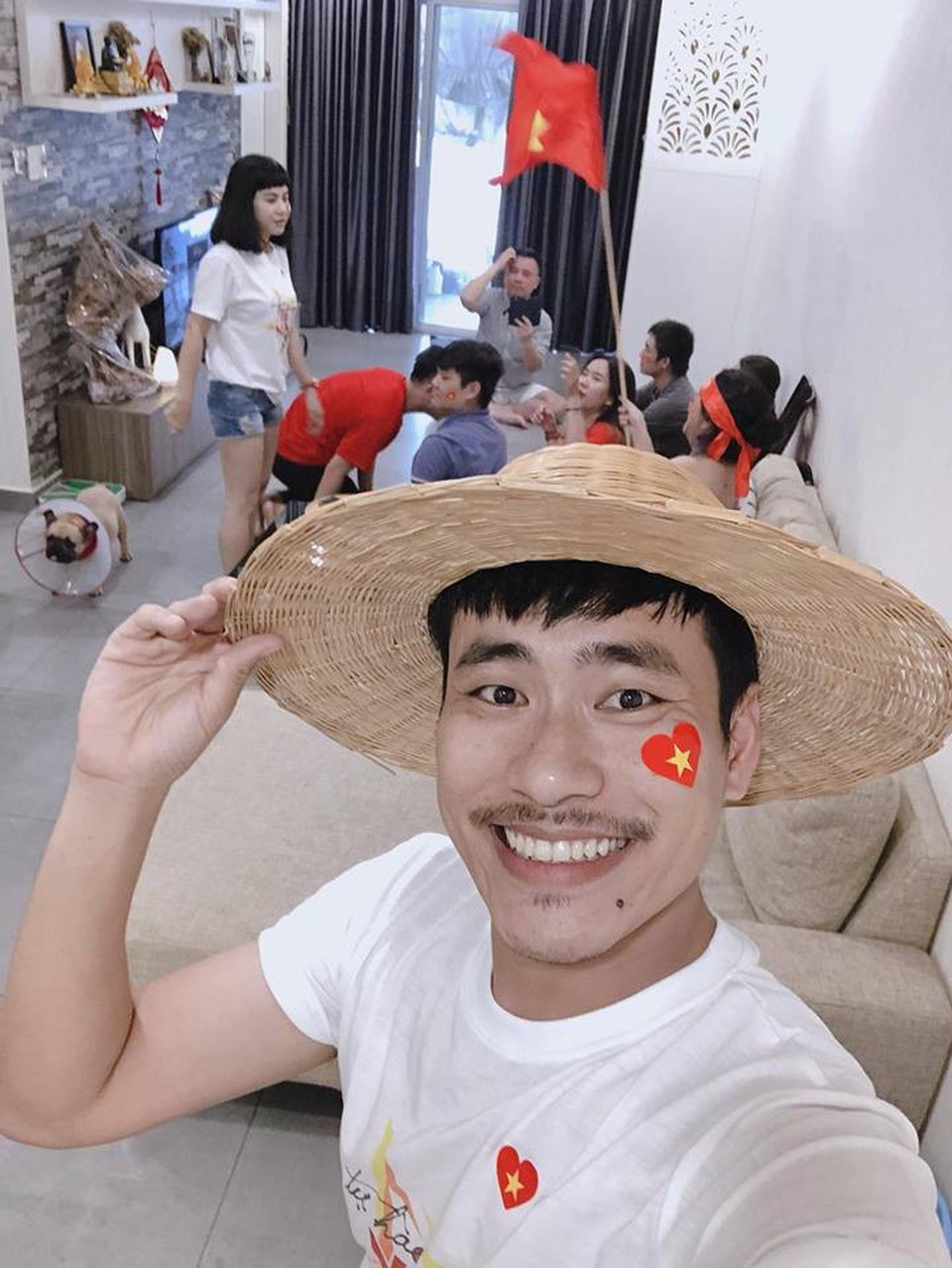 Chốn đi về bình yên của Cát Phượng và chồng trẻ kém 18 tuổi - 8 Phòng khách là nơi mà cả gia đình dành nhiều phút giây bên nhau và tụ tập bạn bè, đồng nghiệp thân thiết mỗi khi rảnh rỗi.