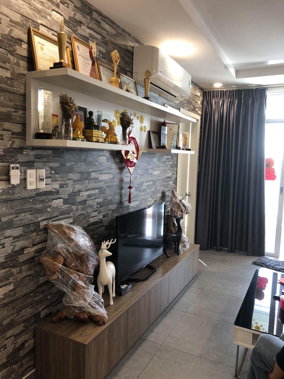 Chốn đi về bình yên của Cát Phượng và chồng trẻ kém 18 tuổi - 5 Căn hộ của cặp đôi ở một chung cư cao tầng với 2 phòng ngủ, 1 phòng khách và 1 phòng bếp. Căn nhà được trang trí với gam màu nhã nhặn, đơn giản, cũng giống với tính cách giản dị của Cát Phượng.