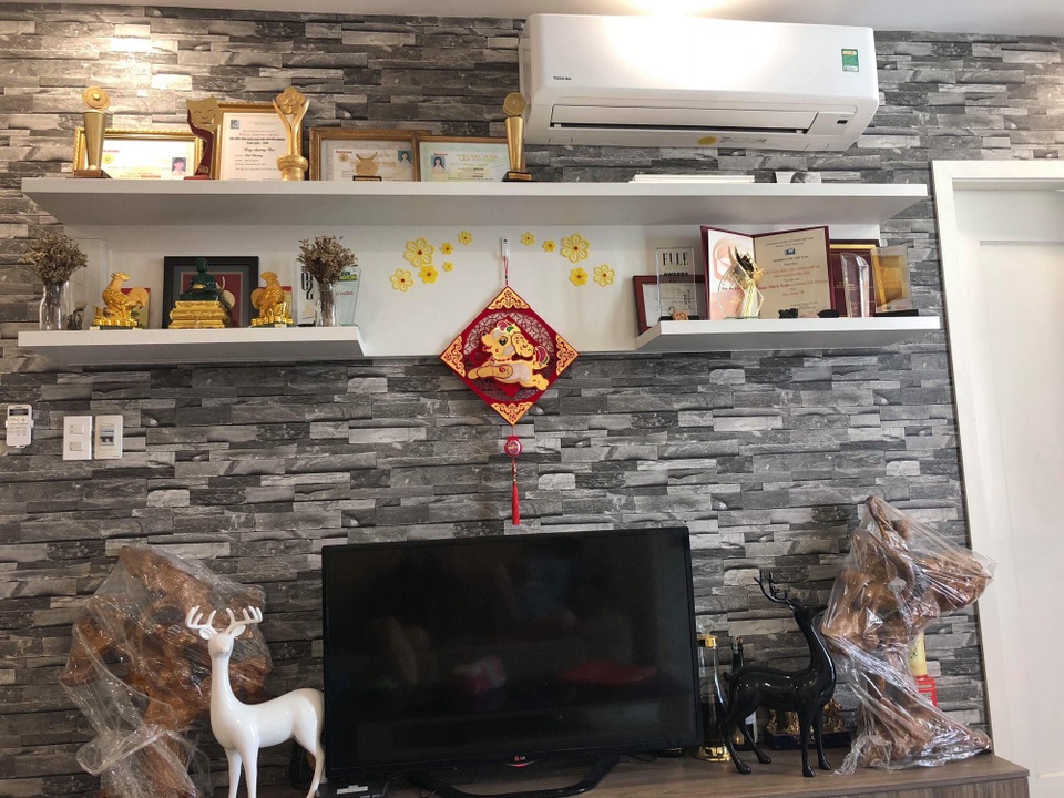 Chốn đi về bình yên của Cát Phượng và chồng trẻ kém 18 tuổi - 6 Góc trang trọng nhất trong nhà cả hai vợ chồng dành để đặt những bằng khen và kỷ niệm chương cả hai từng đạt được.
