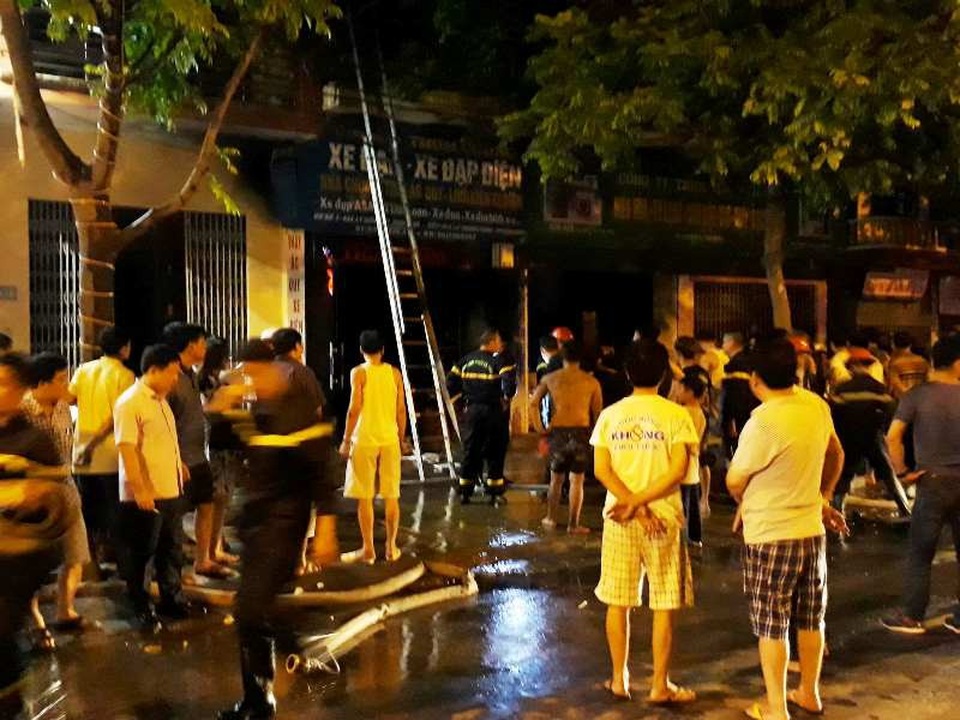Giải cứu 3 mẹ con mắc kẹt trong ngôi nhà bốc cháy - 1 Người dân và lực lượng chức năng nhanh chóng đưa 3 mẹ con trên tầng 2 ngôi nhà bị cháy ra ngoài