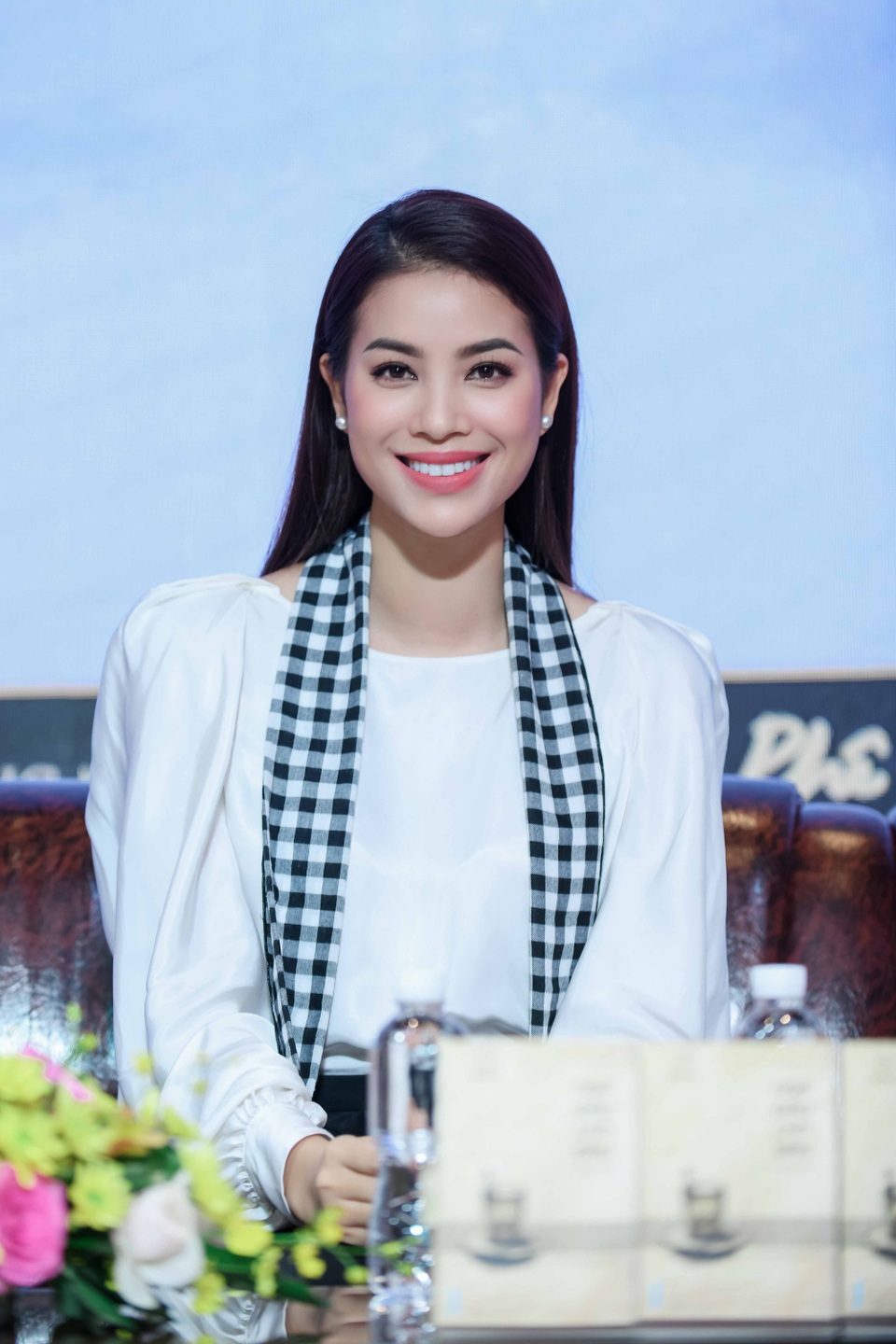 Phạm Hương: “Đôi khi tôi đơn độc trên chính con đường mình đã lựa chọn” - 1 Phạm Hương rạng ngời trong buổi giao lưu với sinh viên ĐH Công nghệ Thực phẩm TP.HCM.