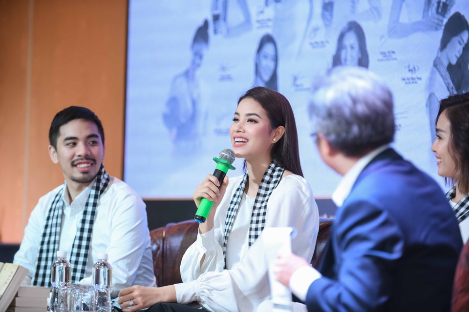 Phạm Hương: “Đôi khi tôi đơn độc trên chính con đường mình đã lựa chọn” - 3 Người đẹp luôn giữ được sự vui vẻ và thân thiện trong suốt buổi giao lưu.