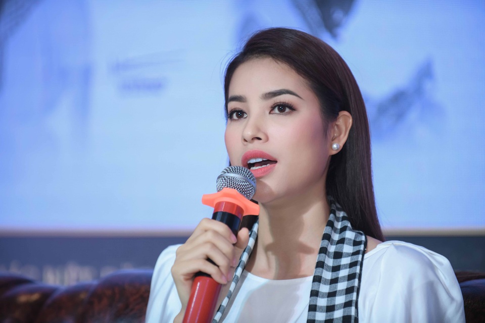 Phạm Hương: “Đôi khi tôi đơn độc trên chính con đường mình đã lựa chọn” - 2 Người đẹp gốc Hải Phòng chia sẻ về những khó khăn và nỗ lực của cô sau khi đoạt vương miện.
