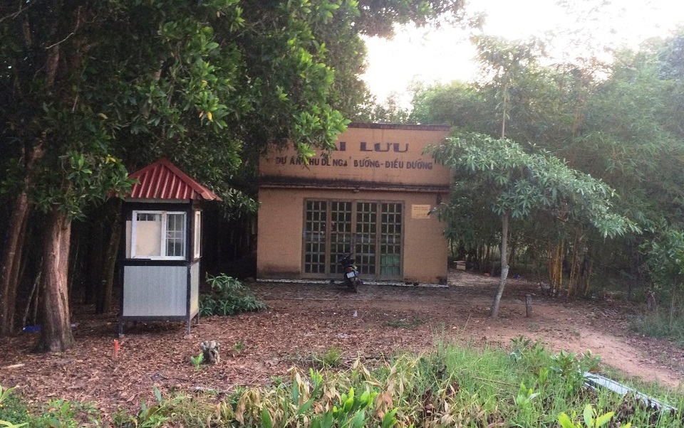“Chim sẻ” băm nát Phú Quốc, “đại bàng” làm tổ không đẻ trứng… - 5 Còn dây là trụ sở dự án Hải Lưu - ấp Ông Lang đã treo trên 10 năm ... Ngoài ra, công ty này còn một dự án treo khác ở khu phố 7, thị trấn Dương Đông làm nhiều người dân bức xúc