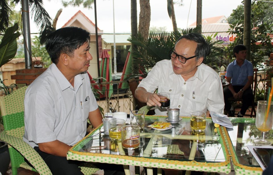 Lãnh đạo tỉnh Đắk Nông sẽ "cà phê với doanh nhân" hàng tuần - 2 Bí thư tỉnh ủy Đắk Nông trò chuyện cùng đại diện doanh nghiệp