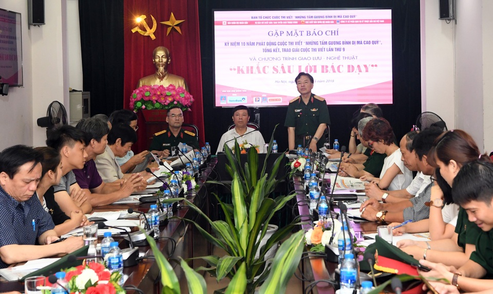 Toàn cảnh buổi họp báo về lễ tổng kết - trao giải cuộc thi viết lần thứ 9 Những tấm gương bình dị mà cao quý diễn ra sáng 31/5.