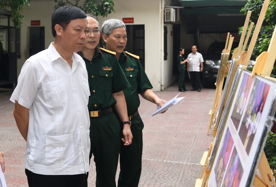 Trưng bày một số tác phẩm đoạt giải tiêu biểu trong 10 năm phát động cuộc thi viết.