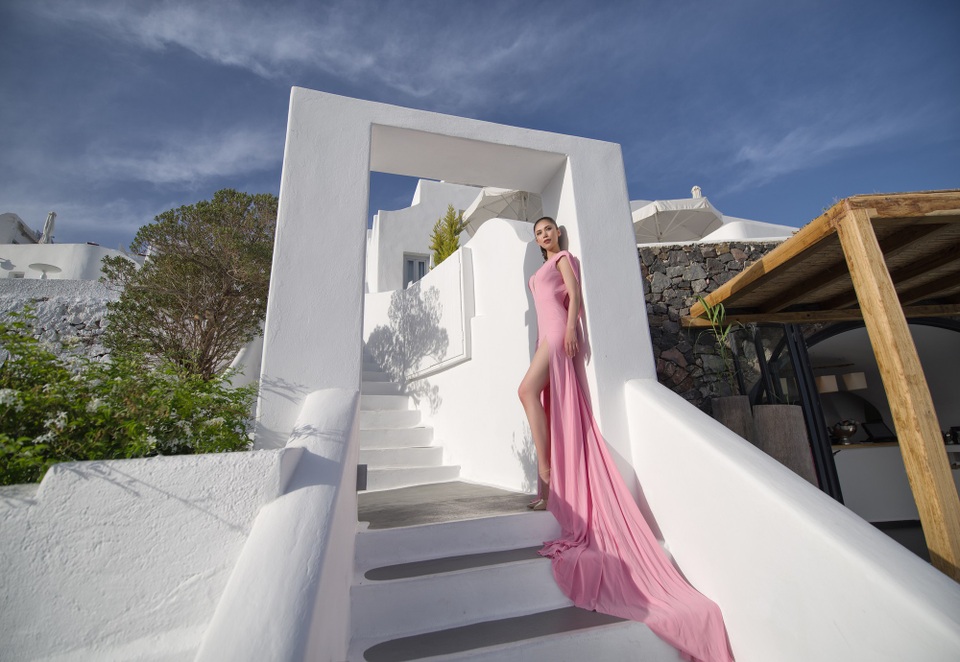 Hoa hậu Riyo Mori: “Yêu bản thân mỗi ngày sẽ thấy mình đẹp hơn” - 2
Hoa hậu Riyo tại Santorini (Hy Lạp) quyến rũ trong trang phục của nhà thiết kế trẻ Lê Ngọc Lâm tại buổi làm việc cùng thương hiệu Menard.