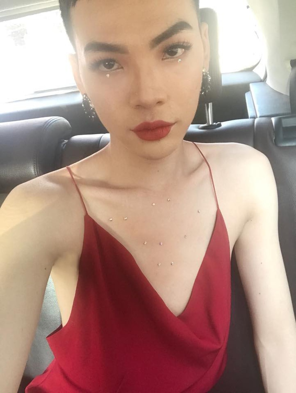 "Hết hồn" với dàn thí sinh nam mặc váy, đi guốc, “uốn éo” catwalk - 9 Nam thí sinh trang điểm lồng lộn, tạo điểm nhấn bằng trang phục, phụ kiện bắt mắt. Thậm chí chàng trai này uốn éo trên sàn catwalk và tạo dáng điêu luyện hơn nhiều thí sinh nữ khác.