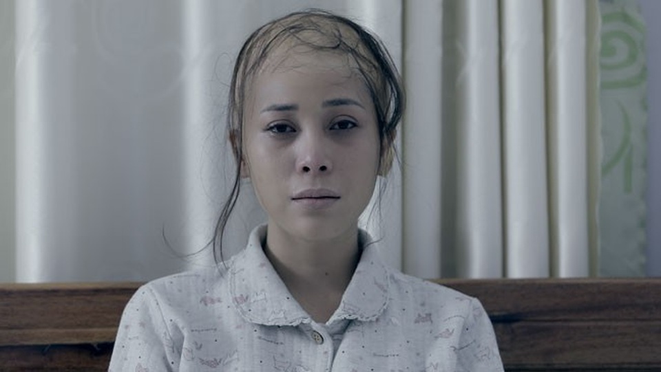 Để hóa thân vào vai cô gái mắc bệnh ung thư, người đẹp không ngại làm xấu hình ảnh bản thân với mái đầu trọc...