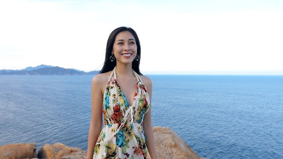 Sau thời gian im ắng, người đẹp xứ Dừa khiến khán giả bất ngờ khi tham gia bộ phim Hẹn Biển của đạo diễn Kelvin Lê.