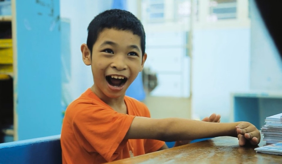 Chuyện “đầy nước mắt” của cậu bé bị thiểu năng, giàu nghị lực - 6 Chị Mai Huỳnh Bích Thơ và cậu học trò bị bệnh bại não Nguyễn Tấn Hoàng Nhật.