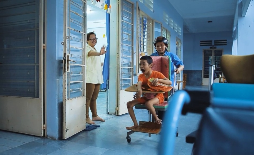 Chuyện “đầy nước mắt” của cậu bé bị thiểu năng, giàu nghị lực - 5 Chuyện “đầy nước mắt” của cậu bé bị thiểu năng, giàu nghị lực - 5