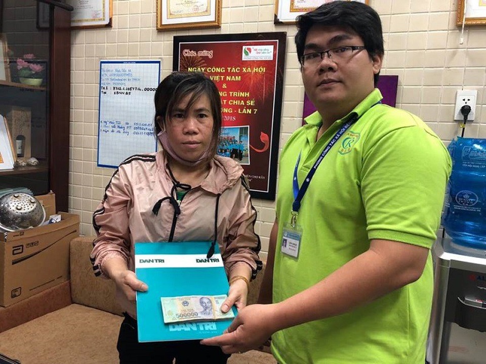 Gần 36 triệu đồng đến với người cha mắc bệnh tim - 1 Đại diện Phòng Công tác Xã hội, Bệnh viện Chợ Rẫy trao tiền bạn đọc Dân trí hỗ trợ gia đình anh Phương
