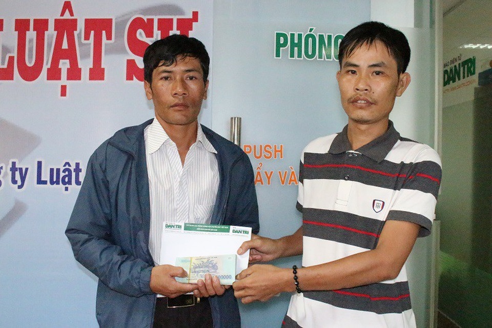 Bạn đọc giúp "2 con thơ khắc khoải chờ mẹ" hơn 82 triệu đồng - 1 Anh Ha Drim (người đứng bên trái) nhận sự hỗ trợ từ bạn đọc báo Dân trí