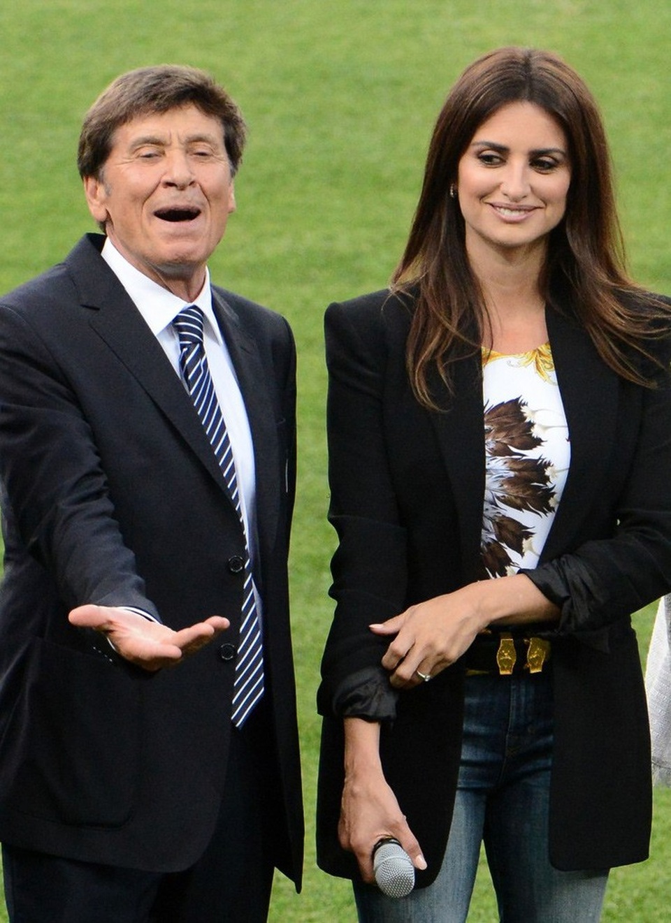 
Penelope Cruz xuất hiện cuốn hút trước trận bóng đá gây quỹ từ thiện tại Ý, ngày 30/5.
