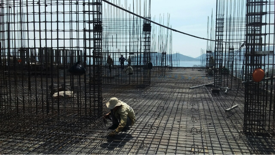Cất nóc dự án P.H Complex Nha Trang - 1 Công nhân đang gấp rút hoàn thiện các công đoạn để kịp tiến độ cất nóc tòa nhà