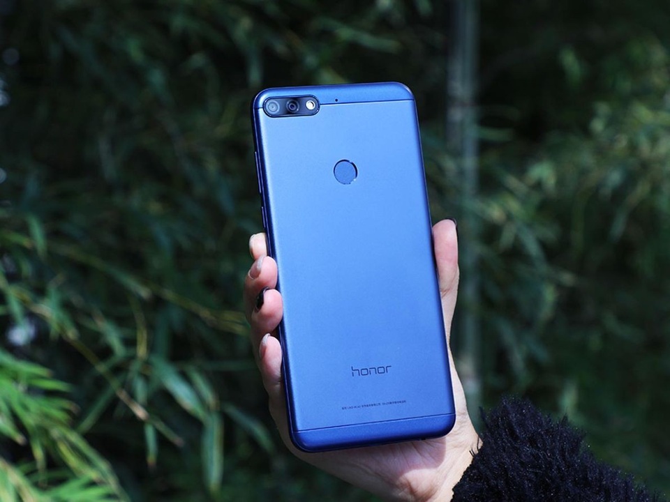 Honor 7C tiếp tục phá vỡ kỷ lục bán hàng đã lập được trước đó - 1 Honor 7C là model phân khúc phổ thông mới nhất của Honor được giới thiệu tại Việt Nam. Máy được thiết kế khung kim loại nhôm nguyên khối, tạo cảm giác cầm nắm khá chắc tay và khá sang. Cảm biến vân tay được đặt ở mặt sau của máy.