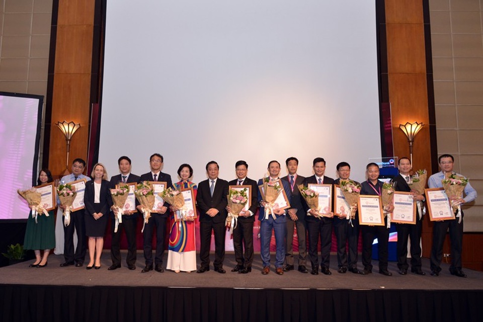 TPBank song hành cùng Instant.vn hoàn thiện các giải pháp cho vay nhanh tại Việt Nam - 2
Ban tổ chức cuộc thi tặng hoa, chụp ảnh lưu niệm cùng các đối tác của chương trình