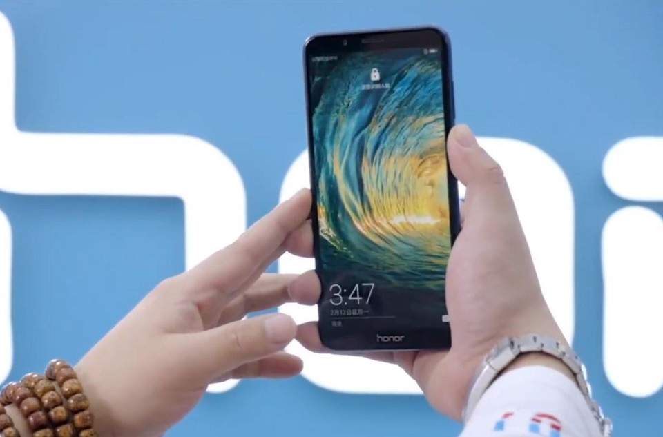 Honor 7C tiếp tục phá vỡ kỷ lục bán hàng đã lập được trước đó - 2 Máy có màn hình FullView 5.99 inch, tỷ lệ 18:9 xu hướng, độ phân giải HD Plus. Các trải nghiệm khi xem phim, chụp ảnh trên máy khá mượt mà và nịnh mắt.
